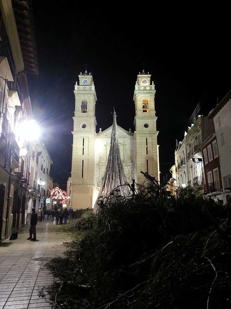 La foguera més gran del món s'encén aquesta nit a Canals.