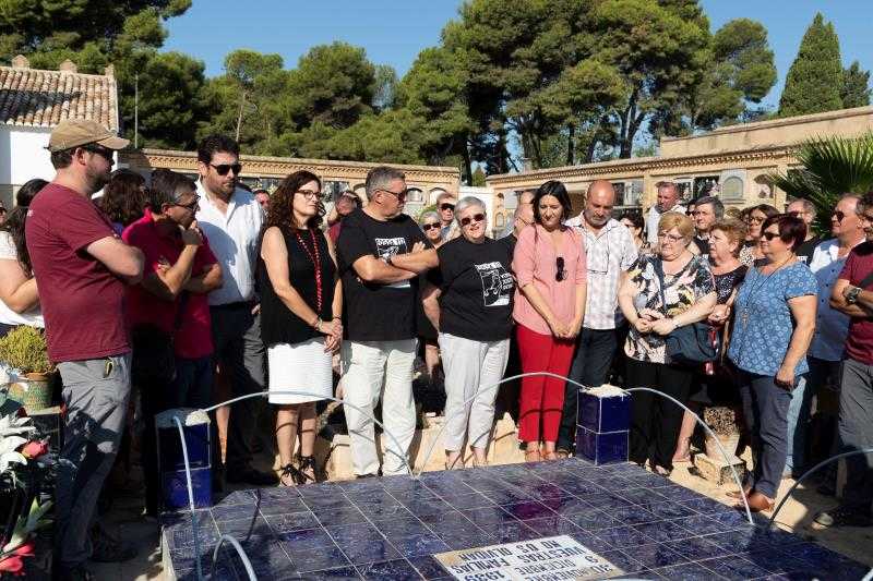 Acte d'obertura de la fossa 112 situada en el cementeri municipal de Paterna.