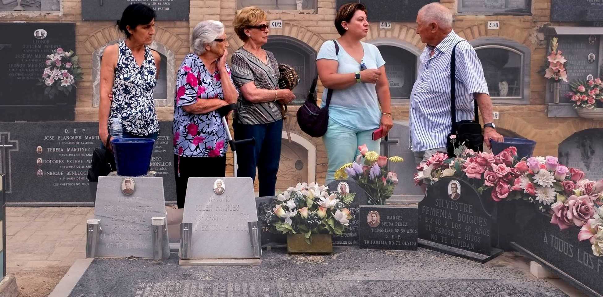 Els pares d'Eduardo Ortuño Cuallado, president de la Memòria Històrica 'Causa Benifaió', amb Amparo Boix i sa mare, familiars de la Fossa 82.