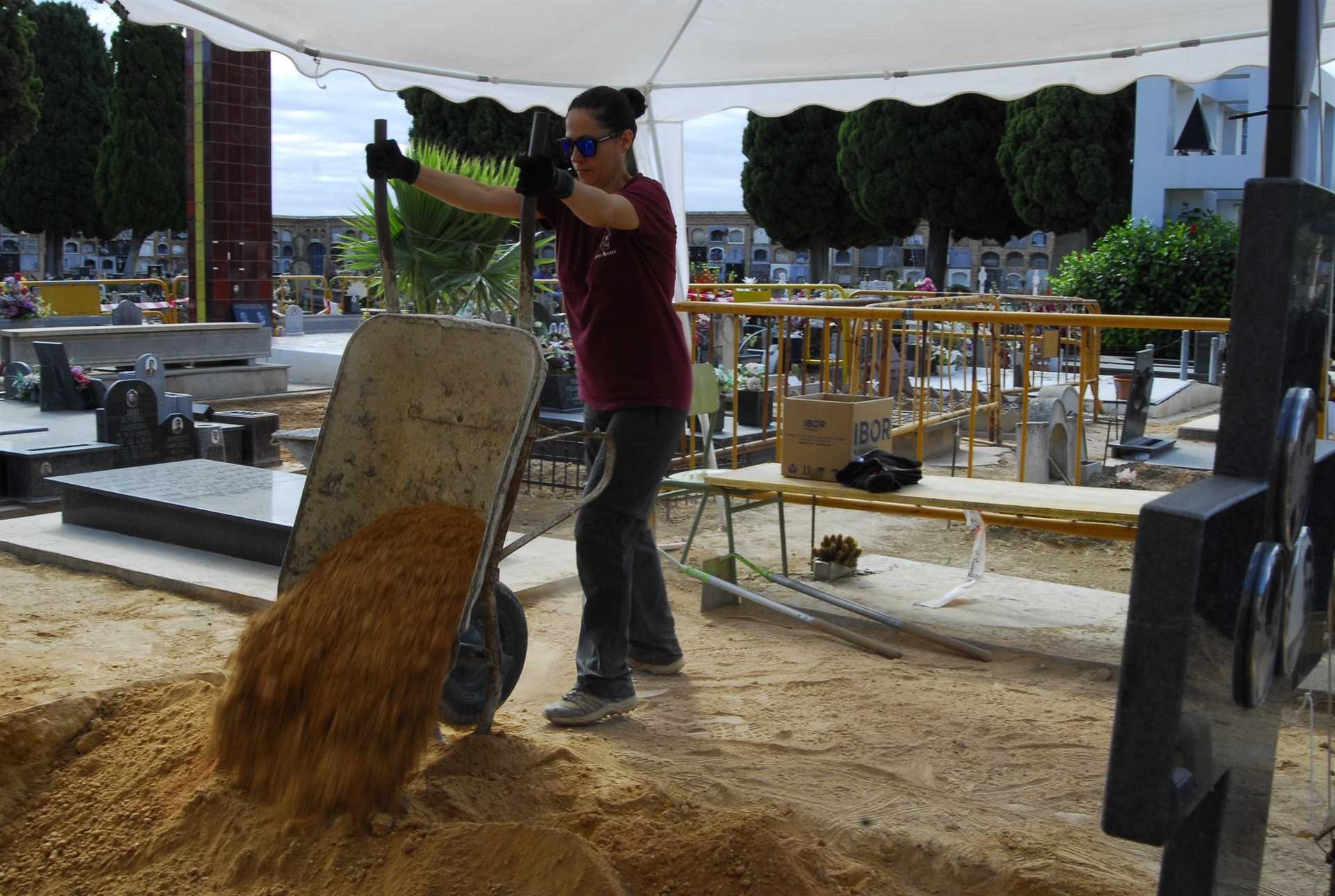 Els treballs d'excavació i exhumació de la fossa 92 del cementeri de Paterna van cloure ahir.