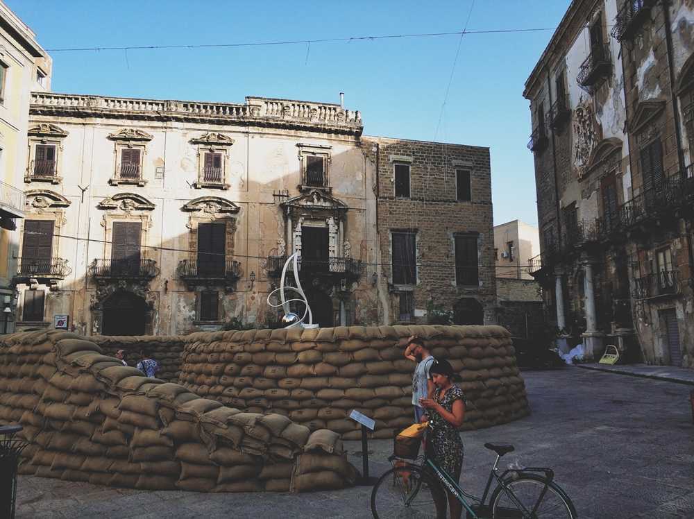Instal·lació del Manifesta que recorda totes les víctimes assassinades per la màfia. En cada sac està escrit el nom d’un d’eixos valents (Piazza Bologni).