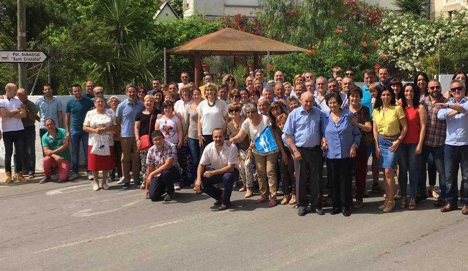 El regidor Elio Cabanes, de la Font de la Figuera, es postula com a seté candidat per a succeir Rajoy. En el centre de la imatge, amb camisa blanda, l'edil popular.