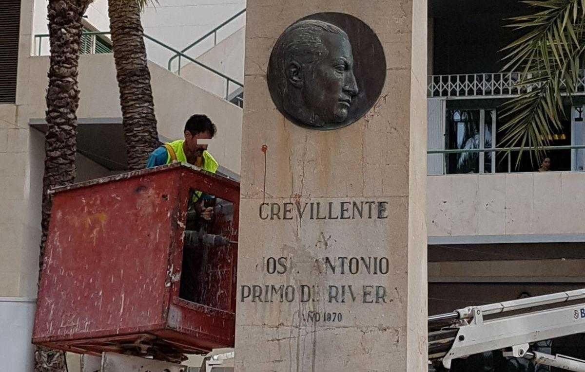 Els operaris treballaven aquest dilluns en la retirada del monòlit.