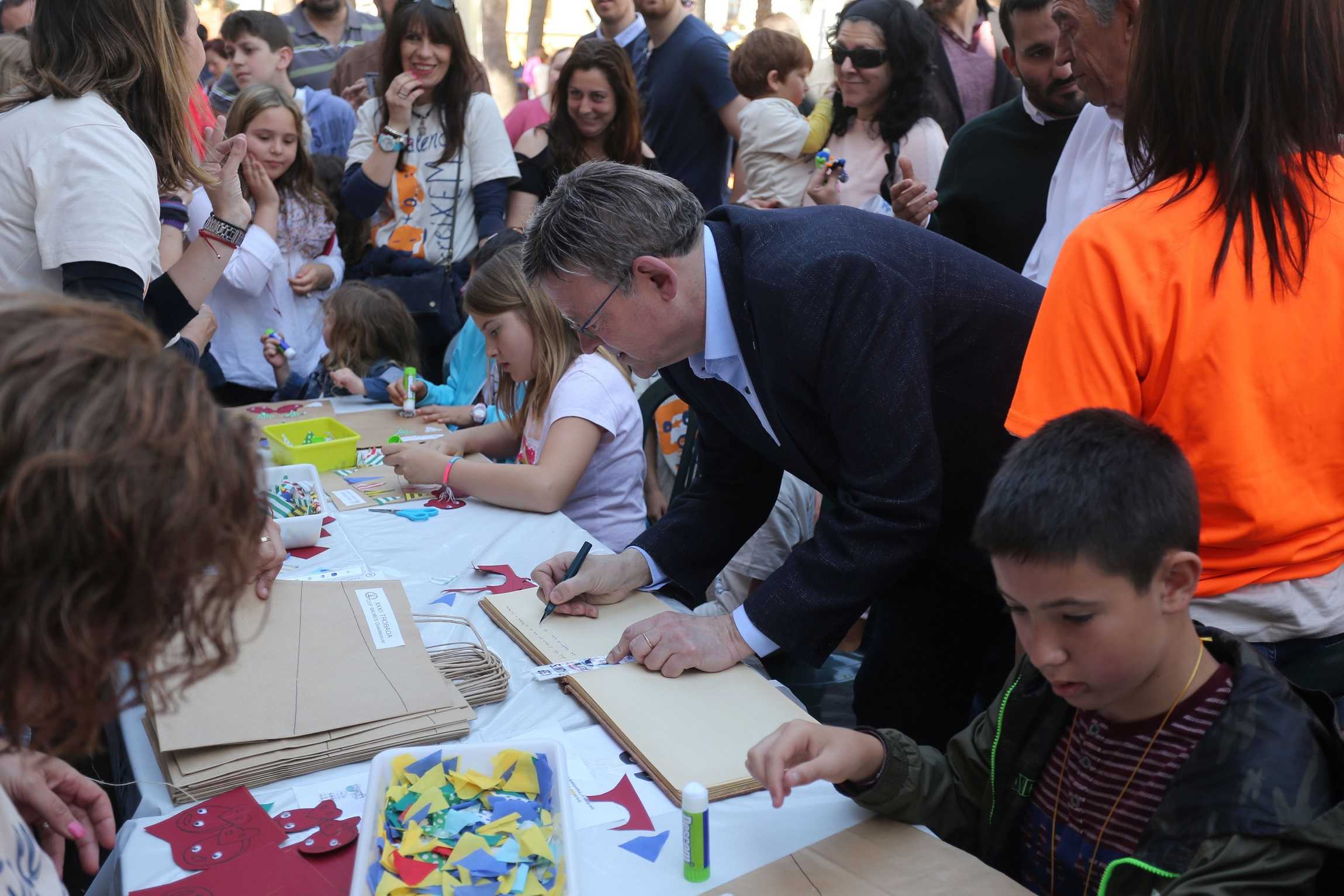 El president de la Generalitat participa en un dels tallers de la Trobada de Guadassuar