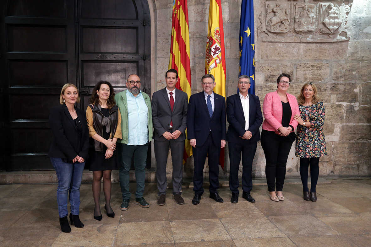 El president Ximo Puig i el conseller Rafa Climent, junt a la resta de l'equip de la Conselleria d'Economia.
