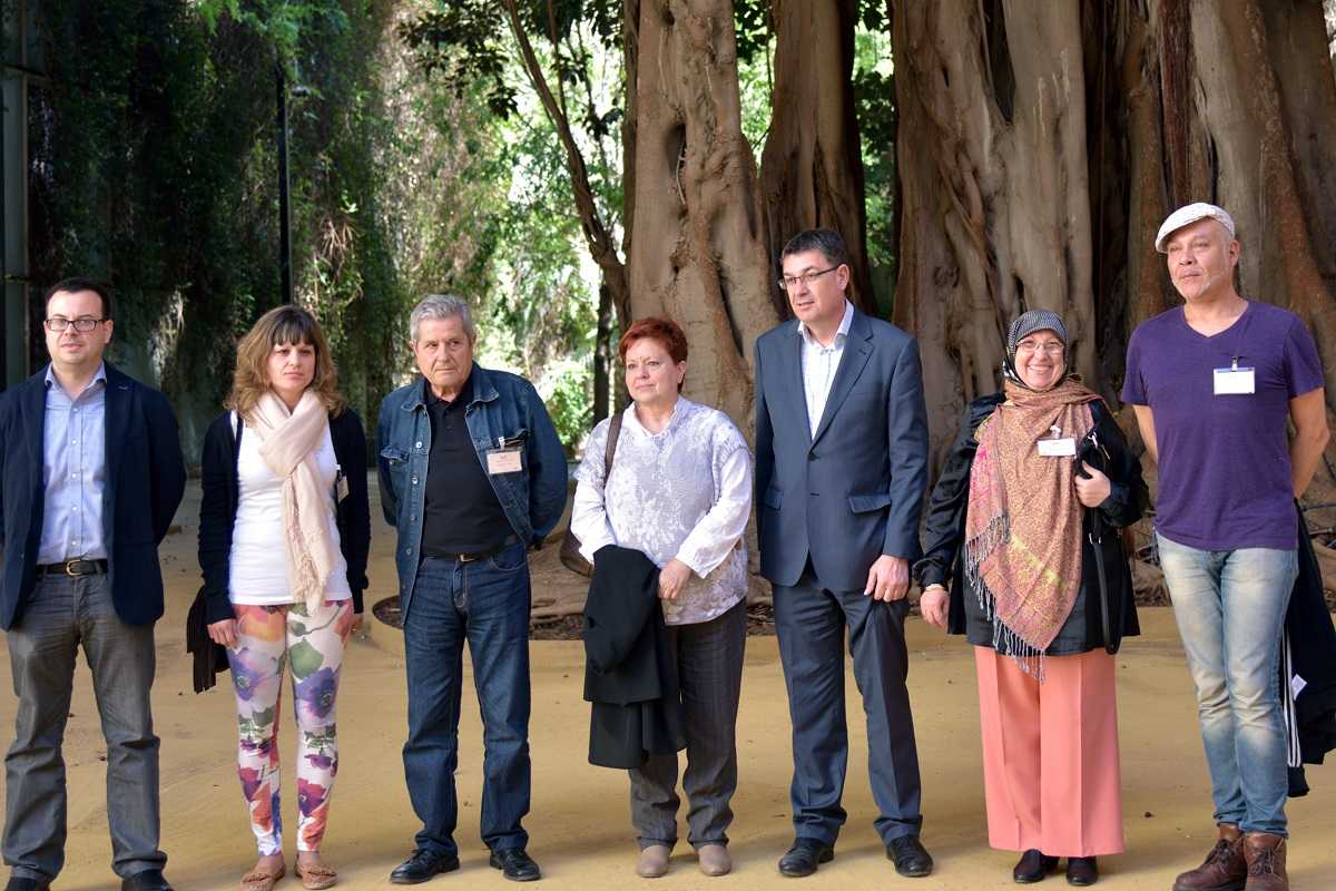 El president de les Corts, Enric Morera (tercer per la dreta) amb la família de Guillem Agulló (a la seva esquerra, la mare, el pare i la germana) i activistes en favor de la lluita contra els delictes d’odi.