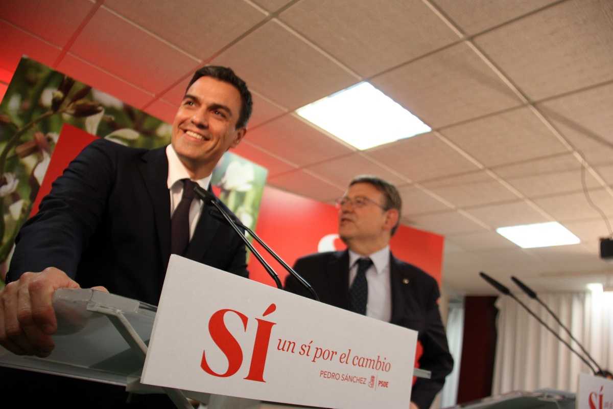 El secretari general socialista Pedro Sánchez moments abans de signar el document 'Un si per la Comunitat Valenciana' amb Ximo Puig.