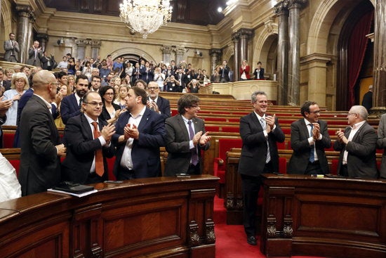 Els diputats del bloc independentista aplaudeixen tot just després d'aprovar-se la llei de transitorietat en un hemicicle mig buit per l'absència de l'oposició.