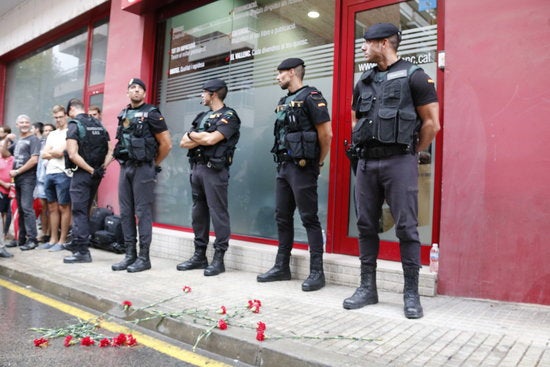 Agents de la Guàrdia Civil davant el setmanari 'El Vallenc'.