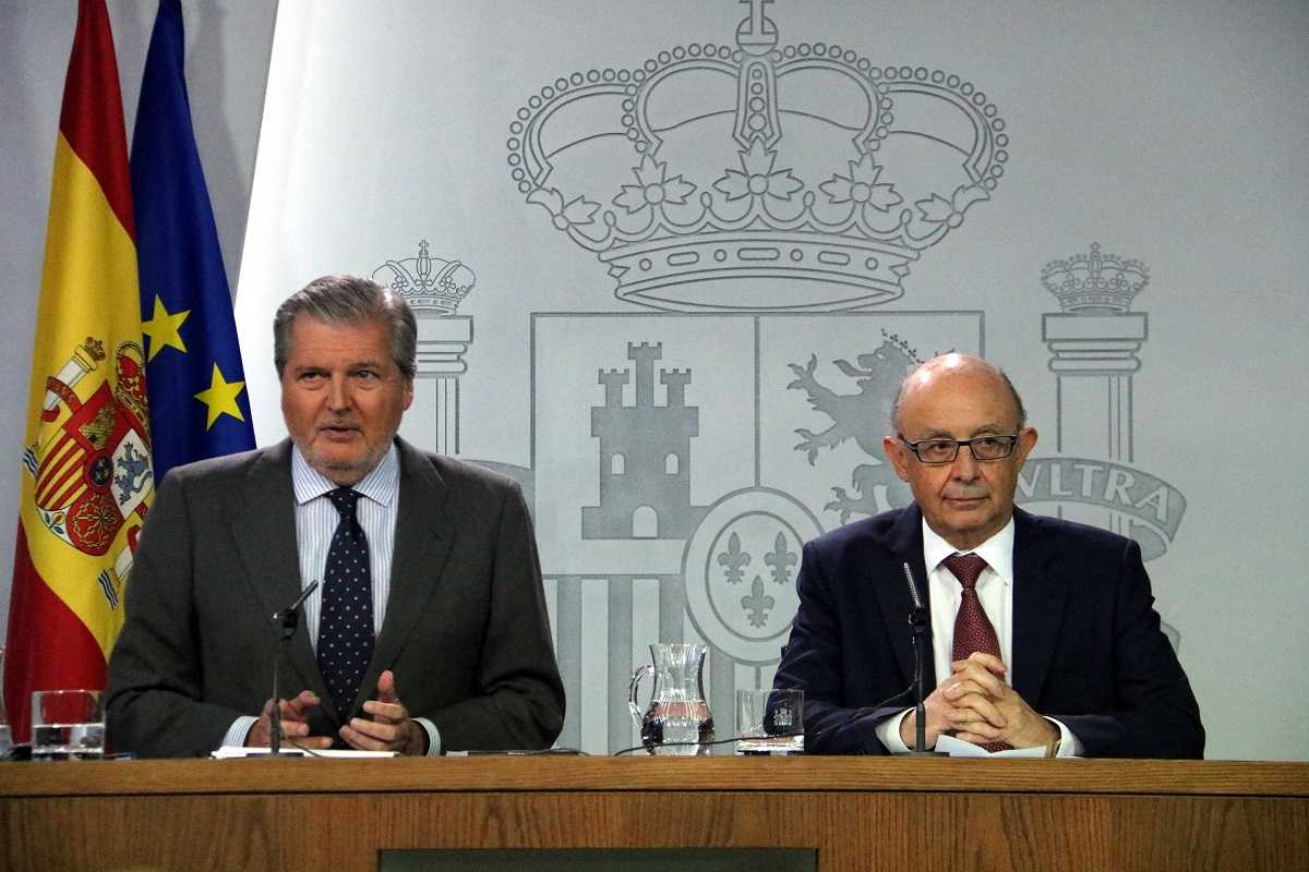 El portaveu del govern espanyol, Íñigo Méndez de Vigo, i el ministre d'Hisenda, Cristóbal Montoro, a la roda de premsa posterior al Consell de Ministres, aquest passat divendres.