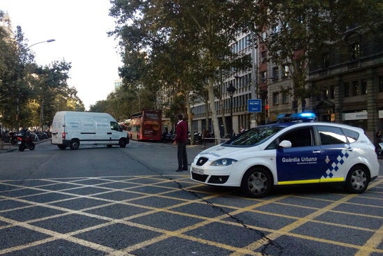 La Guàrdia Urbana compleix custodiant les urnes les ordres de la Fiscalia.