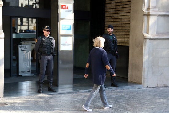 Imatge de dos agents de la Guàrdia Civil a les portes de l'ICF de Barcelona.