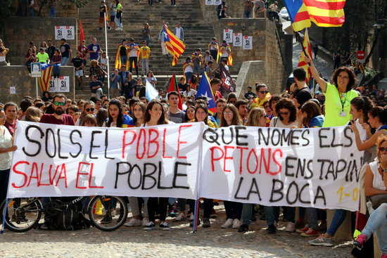 Detall d'alguns assistents a la manifestació del 29 de setembre a la Universitat de Girona.