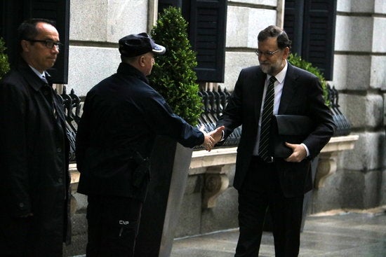 El president del govern espanyol, Mariano Rajoy, arribant al Congrés per a la sessió de control del 18 d'octubre de 2017.
