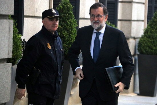 El president espanyol, Mariano Rajoy, arribant a la sessió de control del Congrés el 25 d'octubre del 2017.