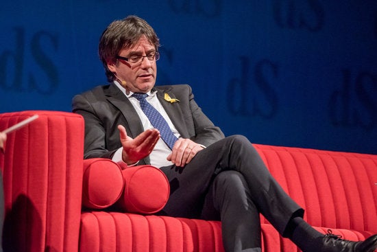 El president Carles Puigdemont durant l'entrevista amb el diari belga 'De Standaard' el 2 de novembre a la nit.