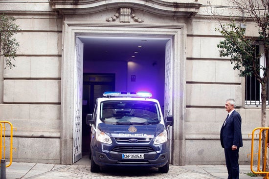 Moment de la sortida del furgó policial del Tribunal Suprem amb Oriol Junqueras a dins.