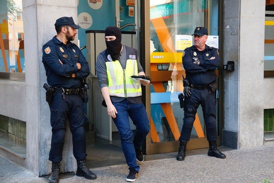 La seu de Plataforma Educativa a Girona, custodiada i escorcollada per la policia espanyola.