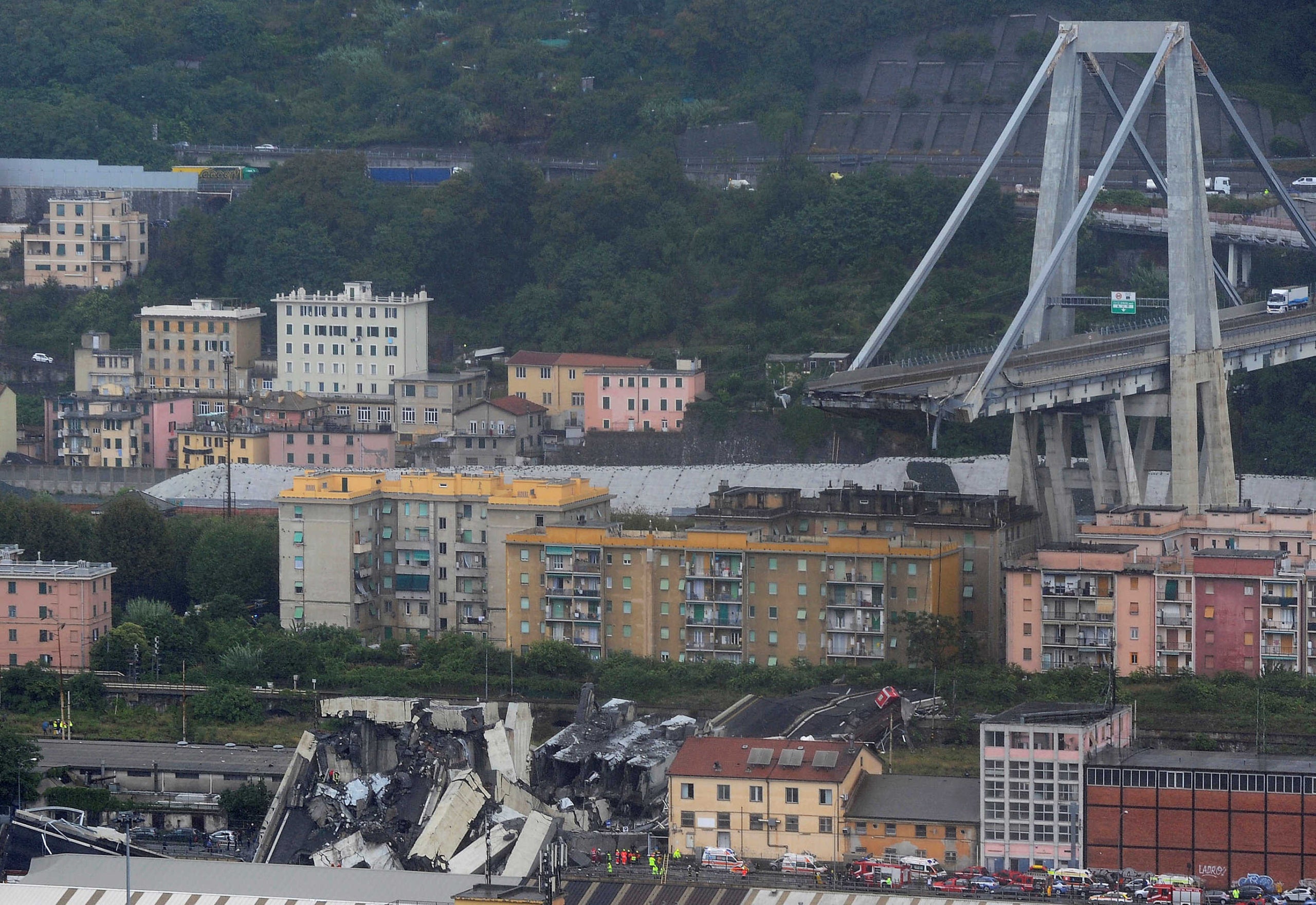 Imatge del pont esfondrat a Gènova aquest dimarts.