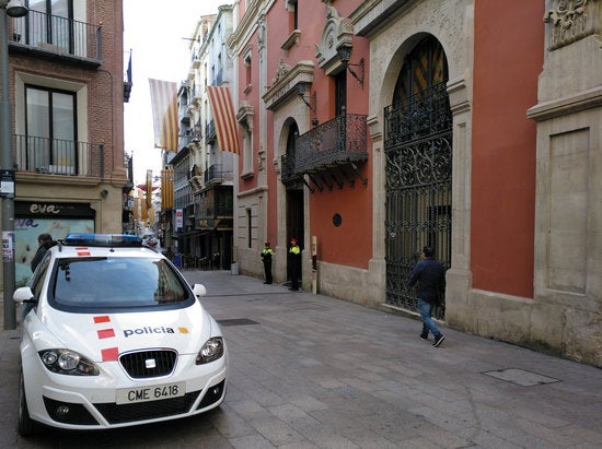 Mossos d'Esquadra custodiant la porta del Palau de la Diputació de Lleida.