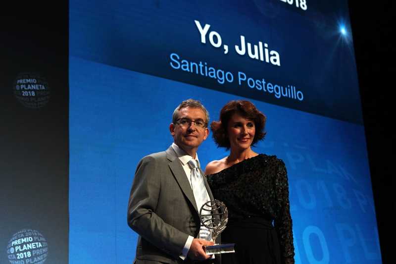 Santiago Posteguillo, guanyador del Premi Planeta junt amb la finalista del guardó, Ayanta Barilli.