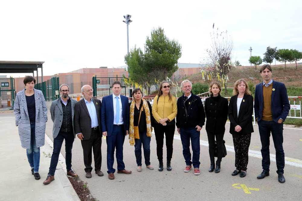 Pla general del grup de nou eurodiputats que ha visitat els líders independentistes tancats a Lledoners.