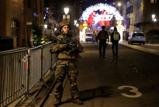 Un policia vigila un carrer prop del mercat de nadal després d'un tiroteig a Estrasburg.