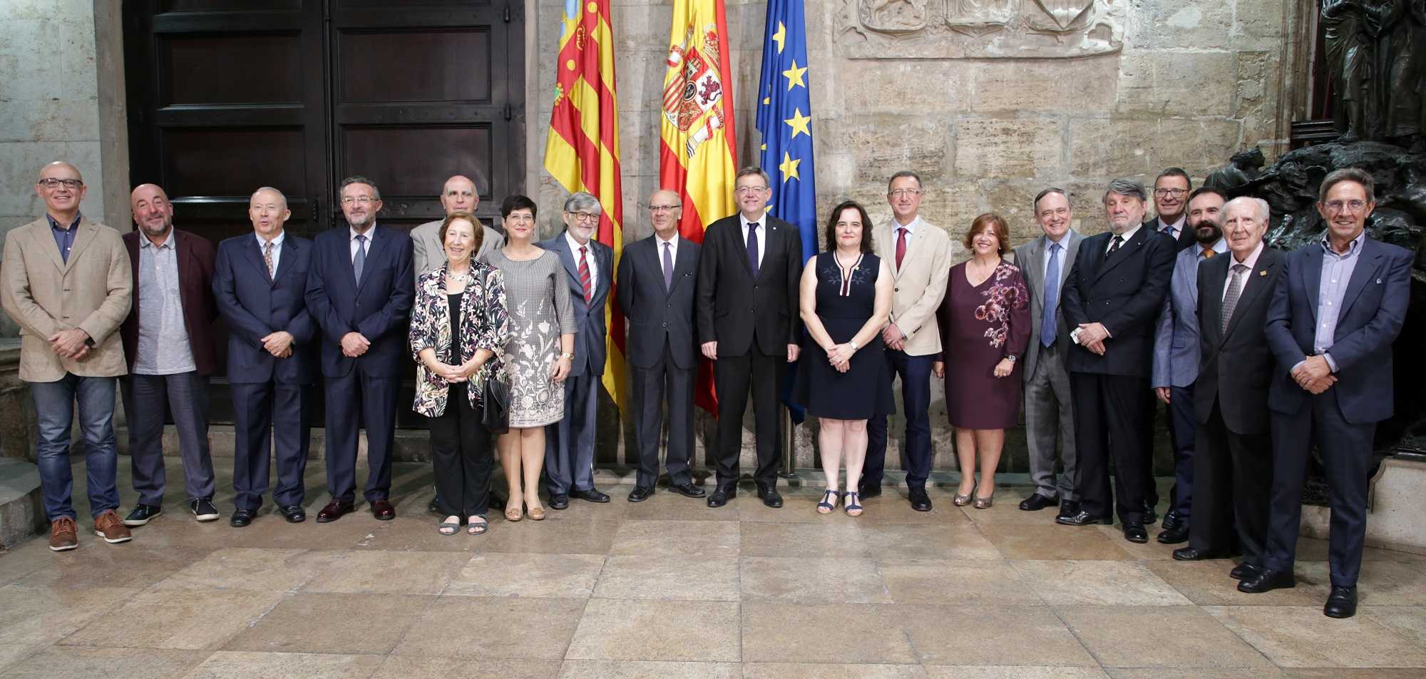 El president de la Generalitat, Ximo Puig, amb tots els membres de l'AVL durant la presa de possessió de M. Isabel Guardiola.