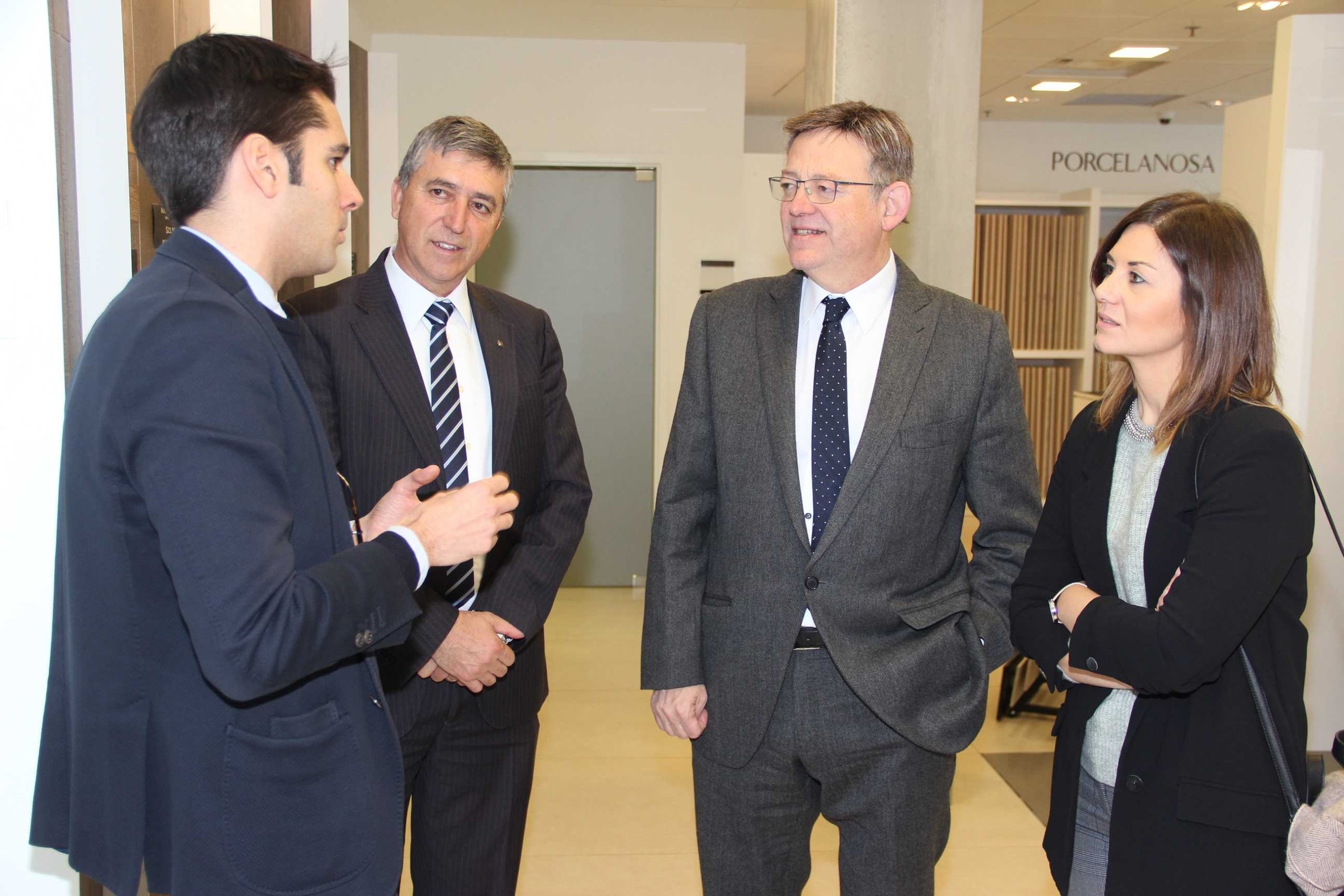 El president Ximo Puig i el conseller Rafa Climent, en la seua visita a les instal·lacions que la companyia Porcelanosa té a Toronto.