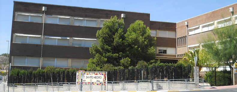 La dona ha sigut atacada quan esperava el seu fill a les portes del col·legi.