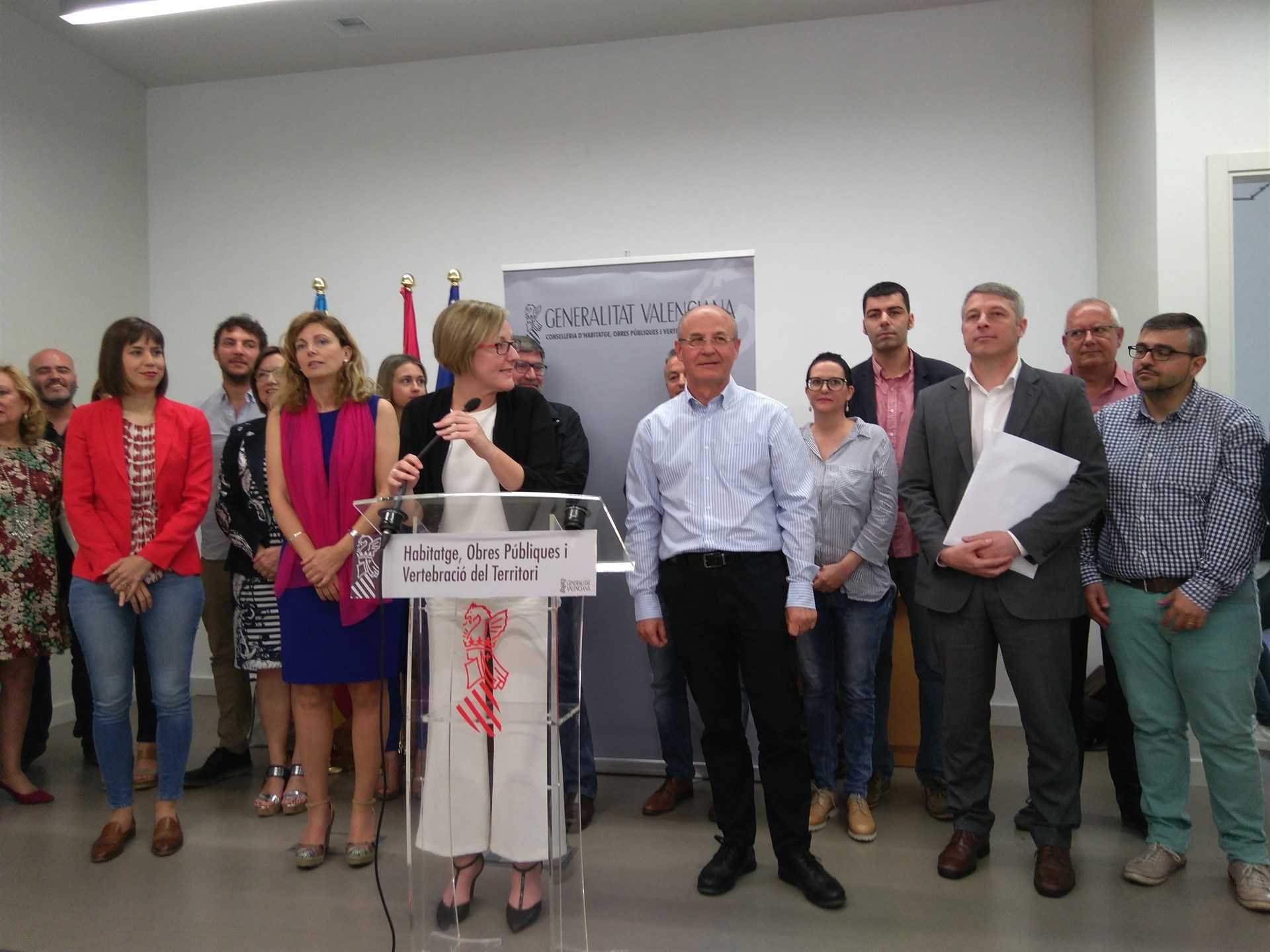 La consellera d'Habitatge, María José Salvador, junt als alcaldes dels municipis afectats.