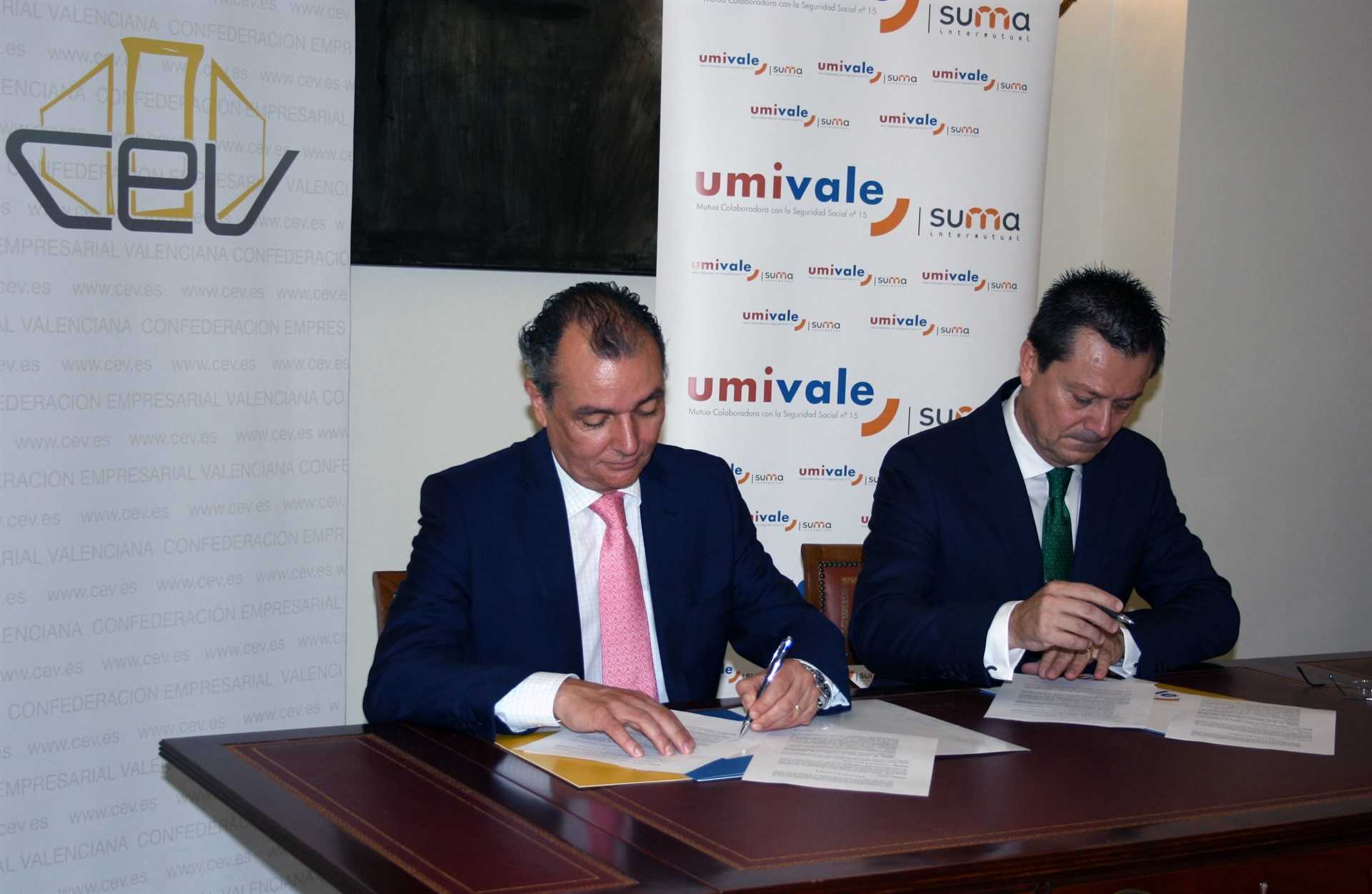 El president de la CEV, Salvador Navarro; i el gerent d'Umivale, Héctor Blasco, durant la signatura de l'acord de col·laboració