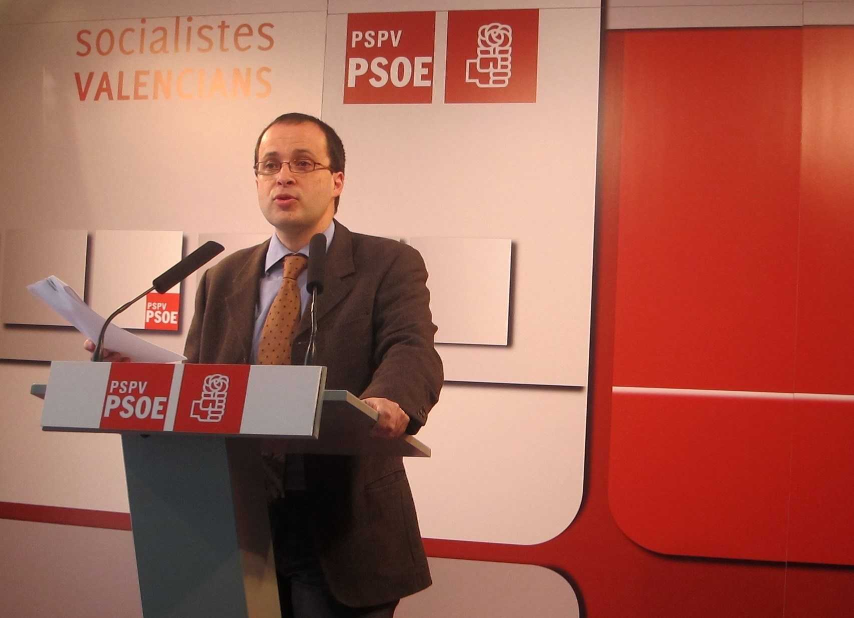 El diputat al Congrés del PSOE, Julián López, ha sol·licitat la compareixença del ministre Montoro.