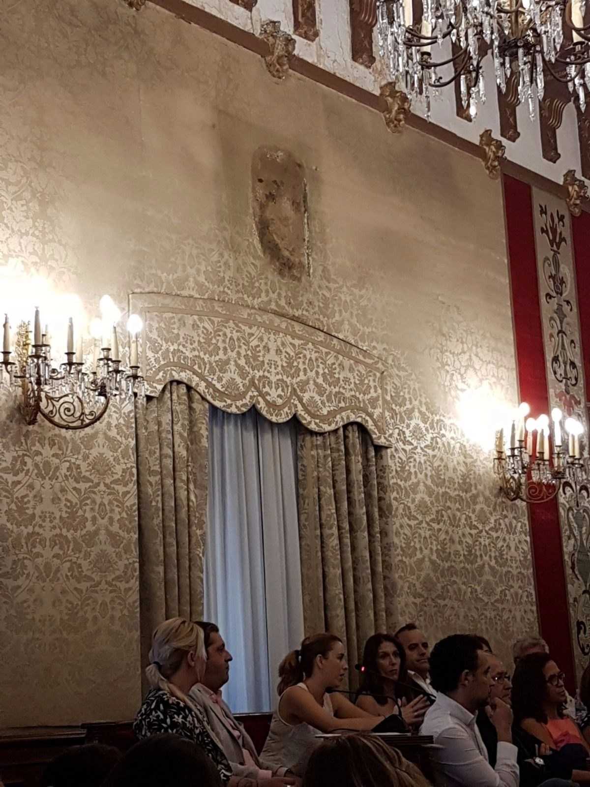 Lloc que ocupava la fotografia del rei Felip VI al saló de plens de l'Ajuntament d'Alacant.