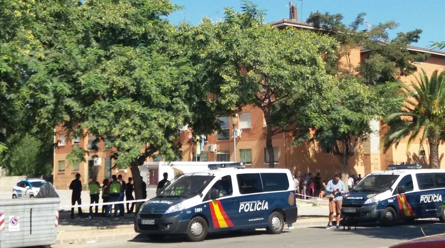 Els fets s'han produït en un pis situat a la plaça Benicarló del barri de La Coma, a Paterna, per causes encara desconegudes.