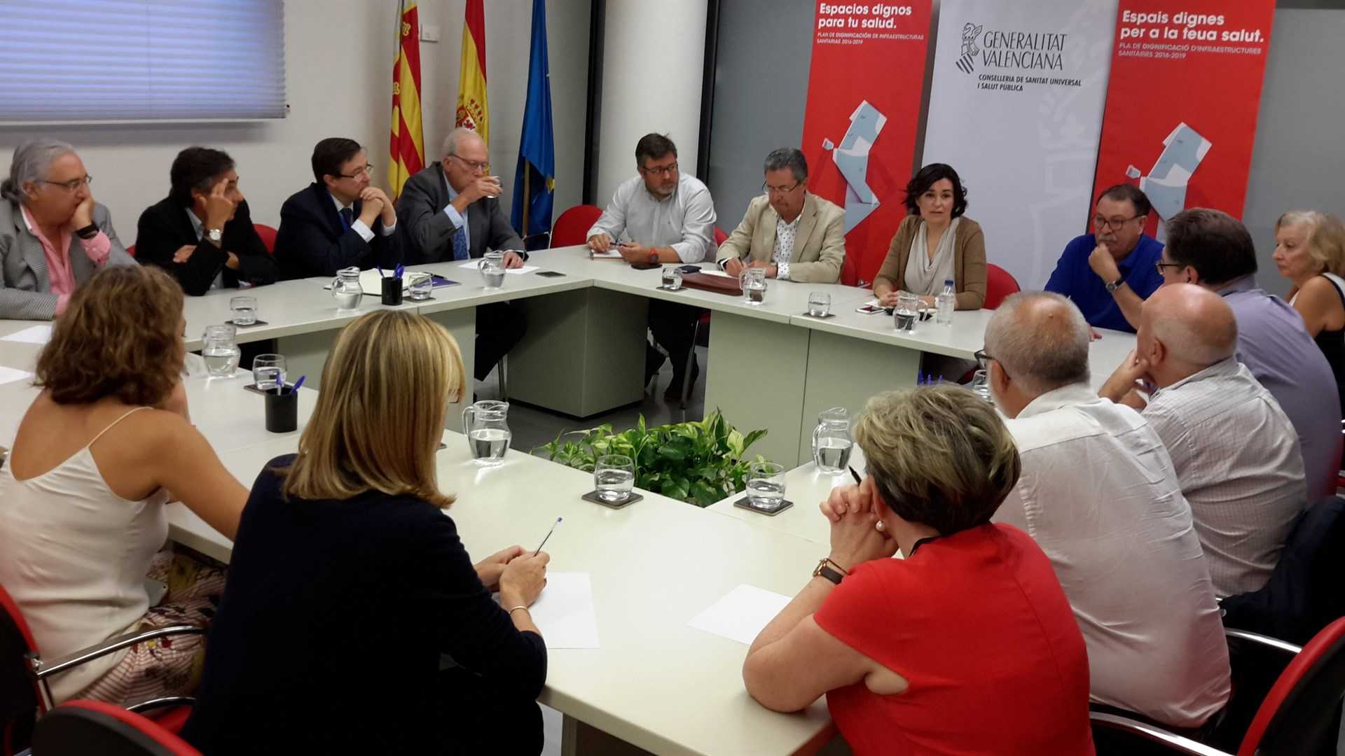 Montón s'ha reunit amb els caps d'Oncologia dels hospitals públics valencians