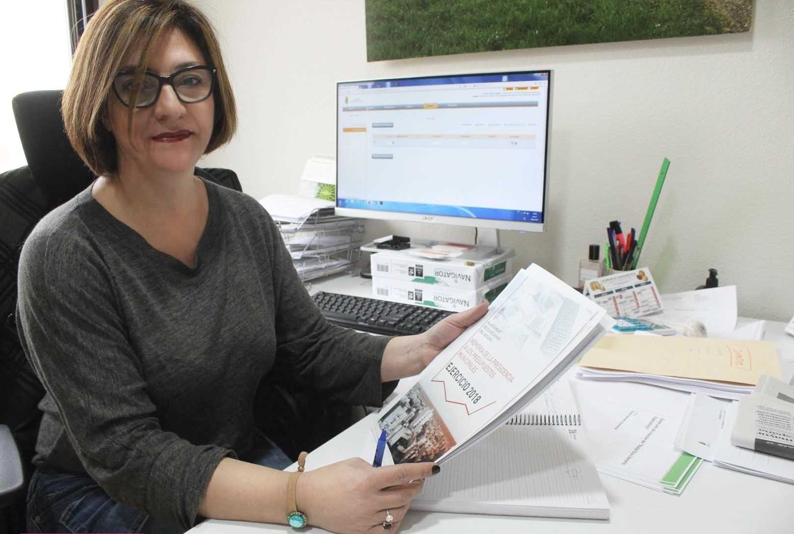La regidora d'Hisenda de Guardamar del Segura, Pilar Gay, confia en aprovar els comptes de 2018 perquè han sigut pactats amb l'oposició.