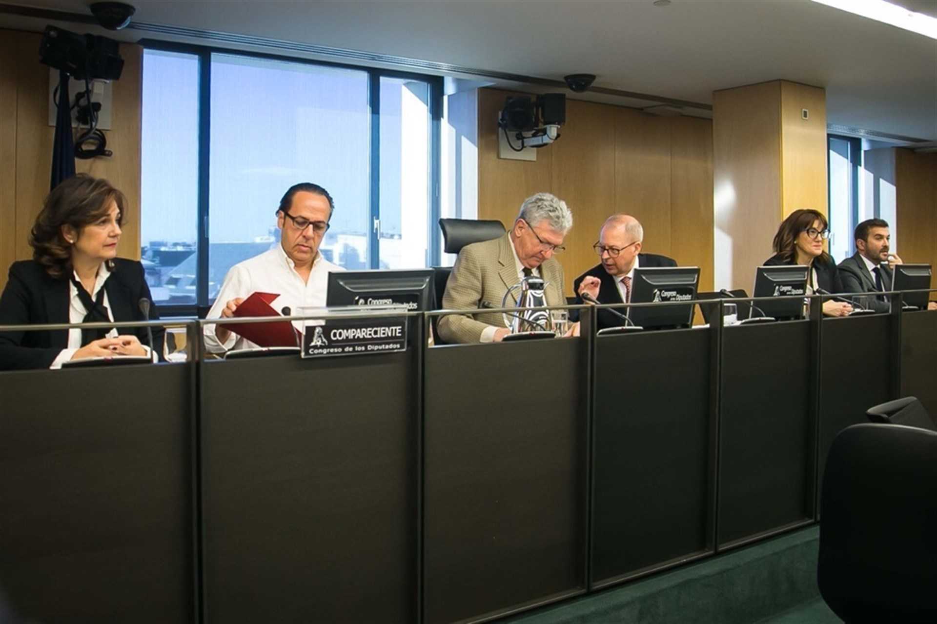 El 'Bigotes' ha recordat que hi ha secretàries que guanyaven 1.000 euros que estan condemnades a vuit anys o funcionaris 'condemnats a un porró d'anys' i que només 'passaven per ací'.