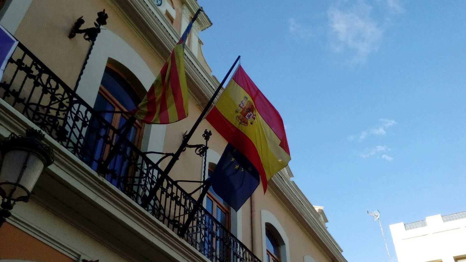 El grup conservador considera que col·locar la bandera del revés és un 'menyspreu' dels tres partits que governen el consistori.