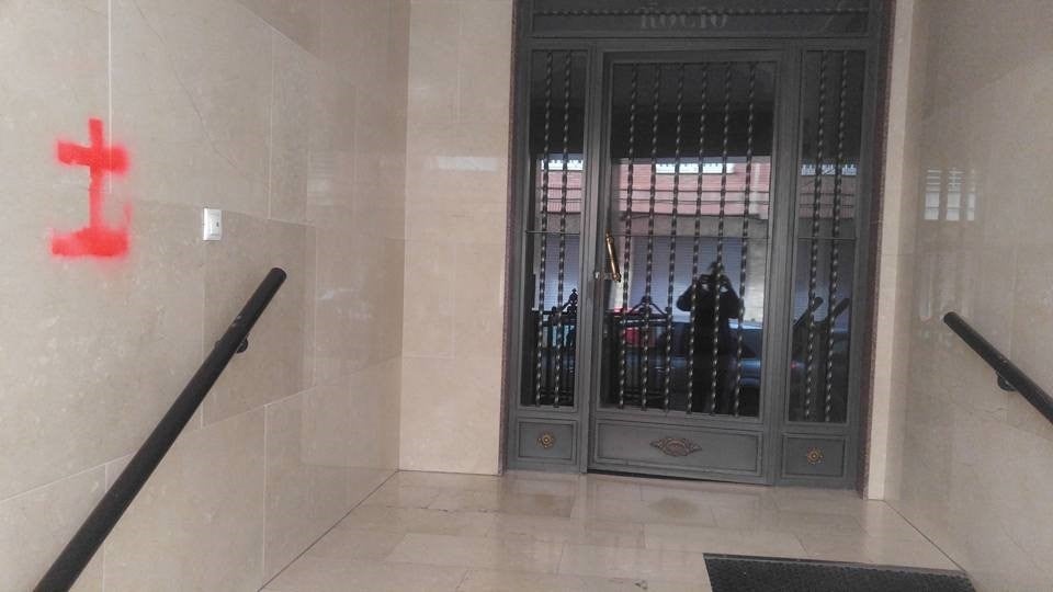 Una de les diverses creus pintades pel barri de Callosa de Segura, aquesta pertany a l'apareguda al domicili del regidor de la formació.