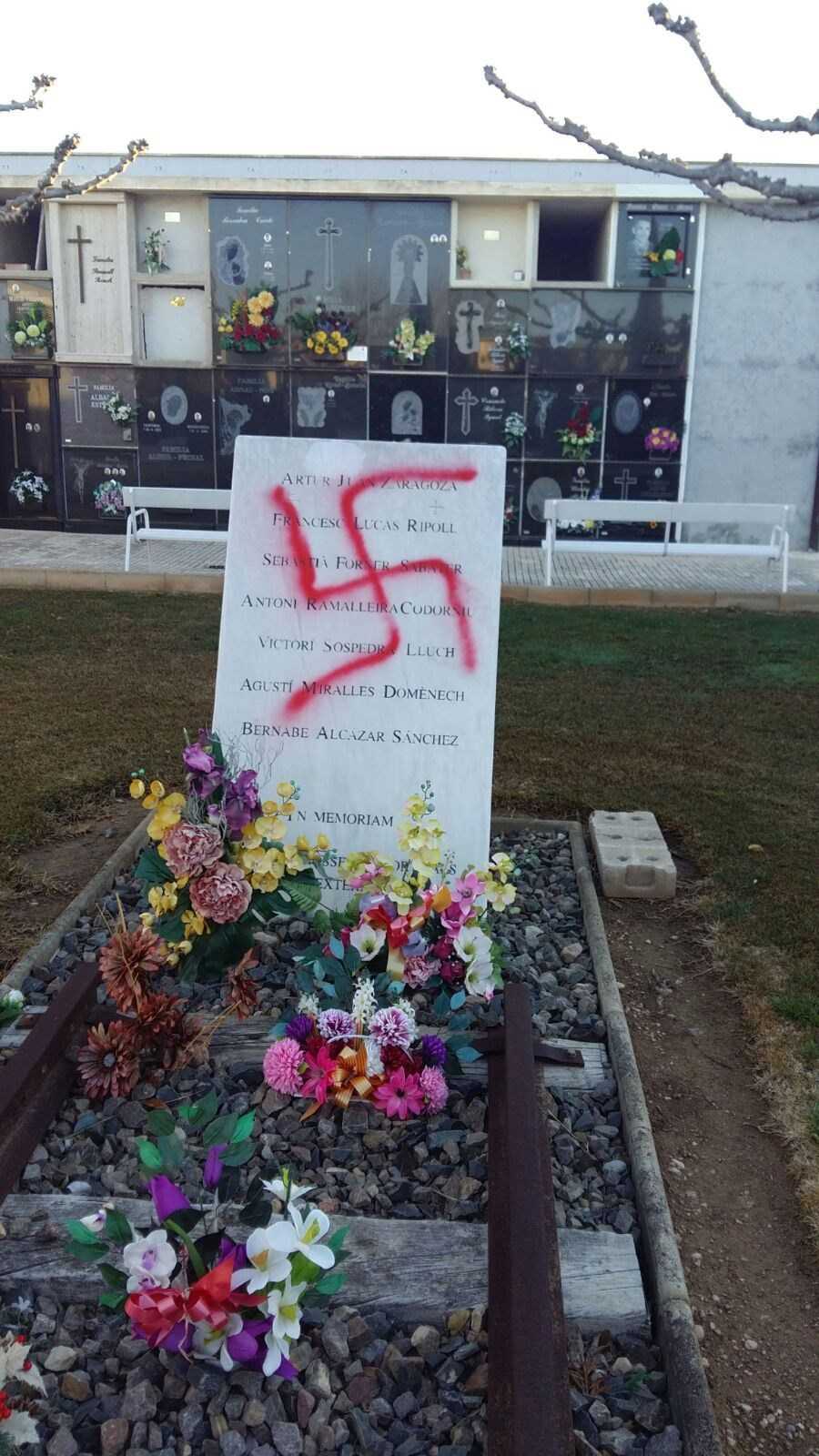 Des de l'Ajuntament s'ha iniciat la neteja de la pintada, i el responsable d'Obres i Serveis, Guillem Alsina, ha garantit que el monument estarà preparat per a realitzar l'acte d'homenatge a les víctimes que cada any es es fa a principis de maig. 