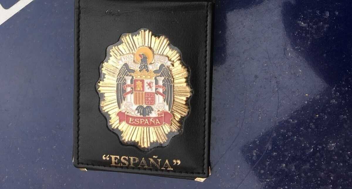 La placa amb l'àguila franquista que van utilitzar els lladres.