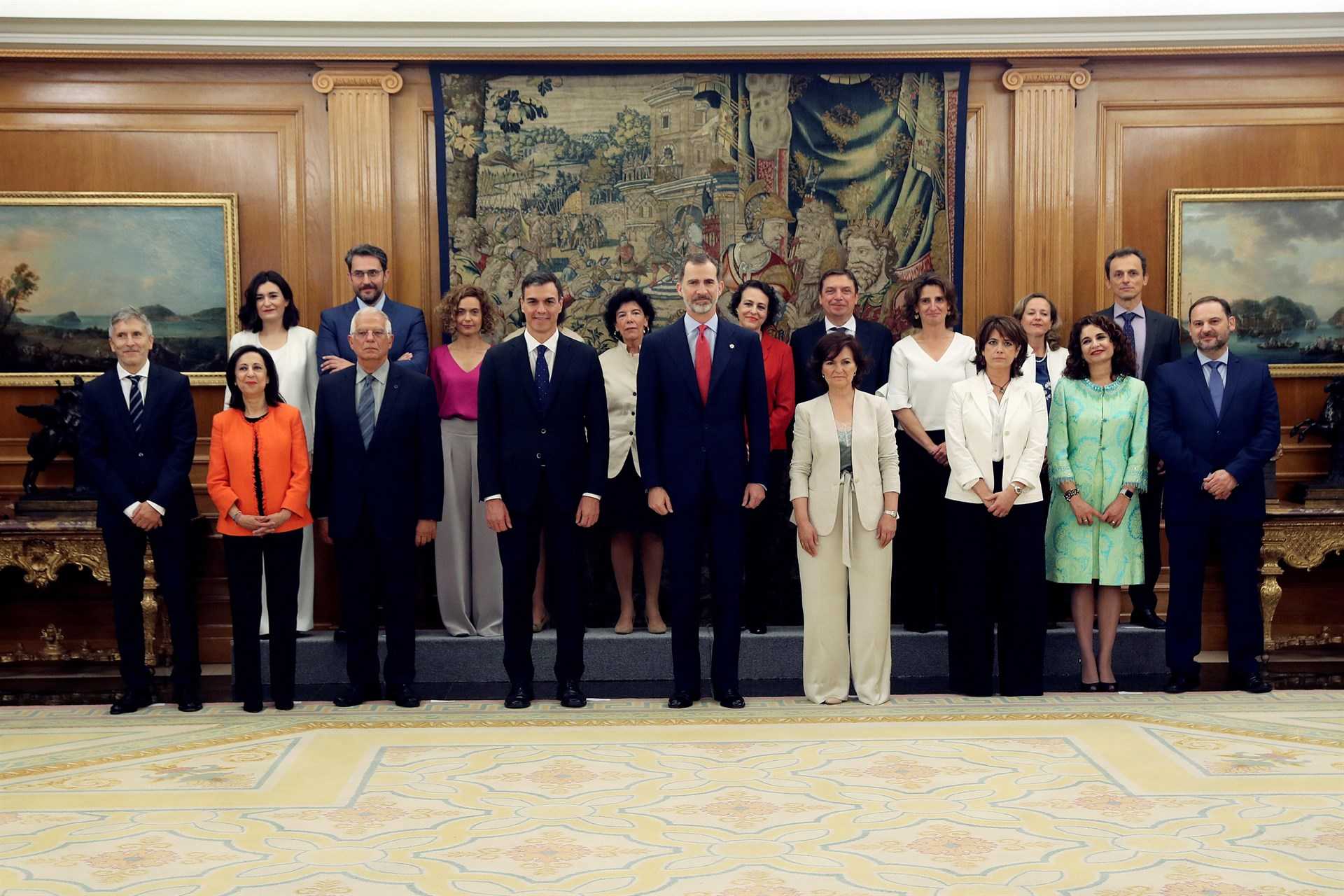 Foto de família del nou govern de Pedro Sánchez junt al rei Felip VI.