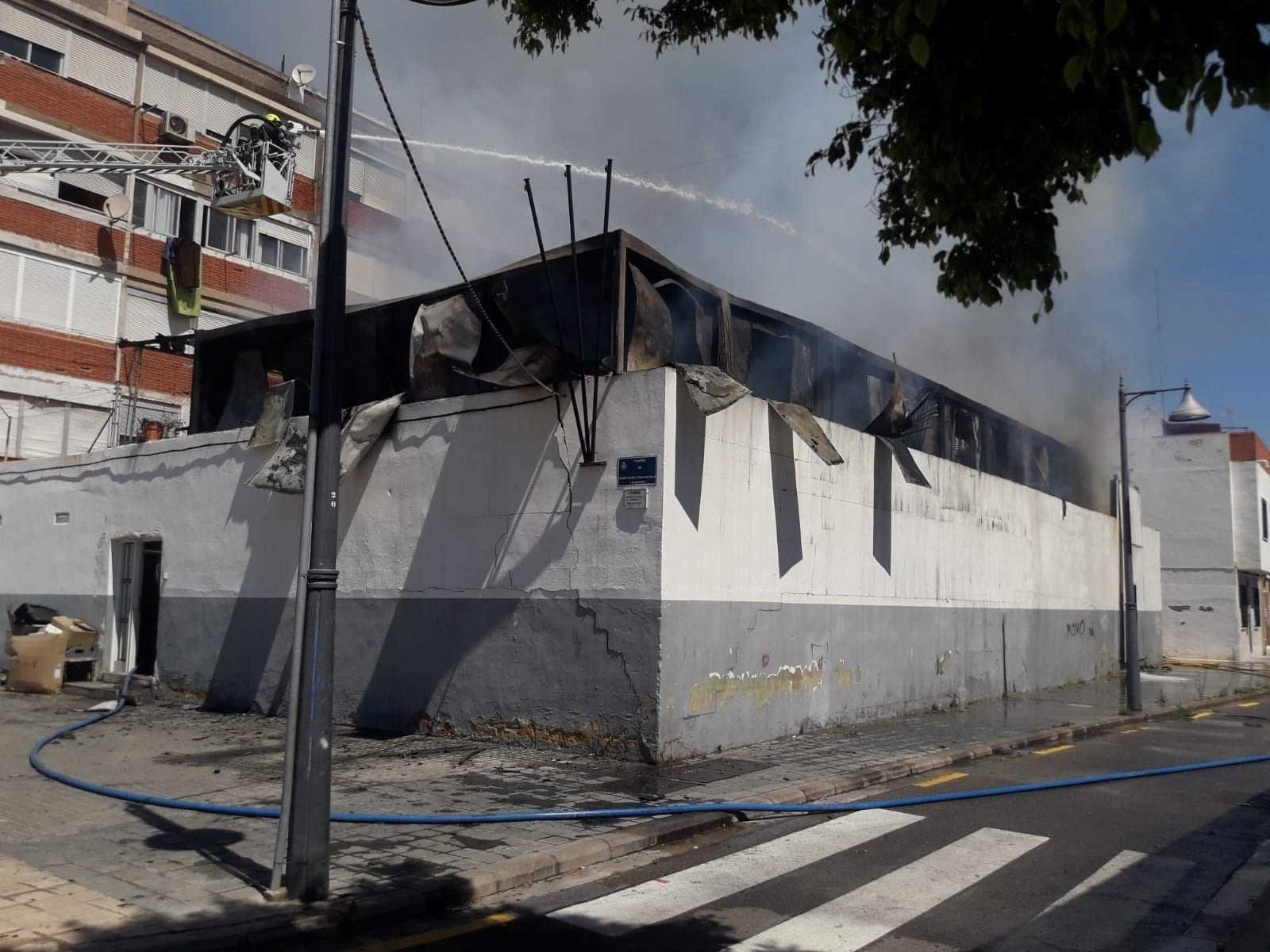 El foc no ha afectat al centre escolar però sí el dens fum procedent de l'habitatge.