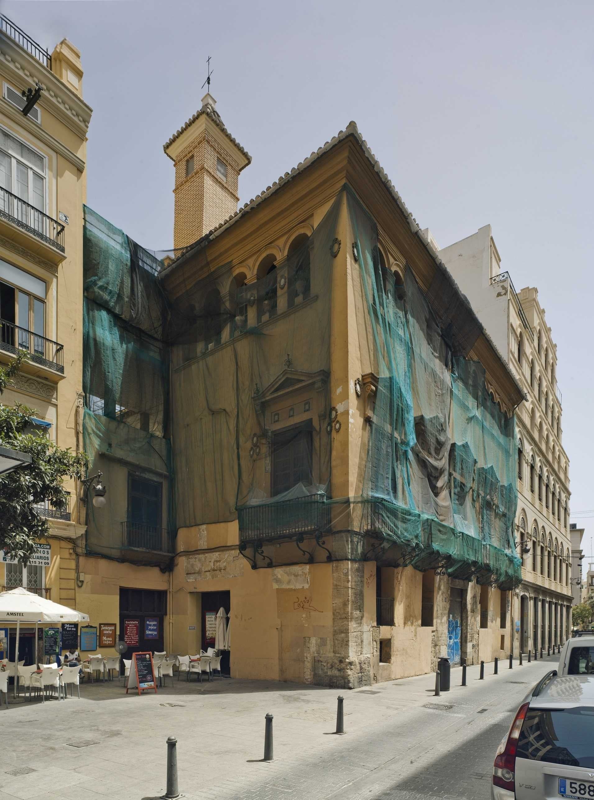 Imatge de l'estat actual de la façana del Palau dels Valeriola al carrer de la Mar de València.