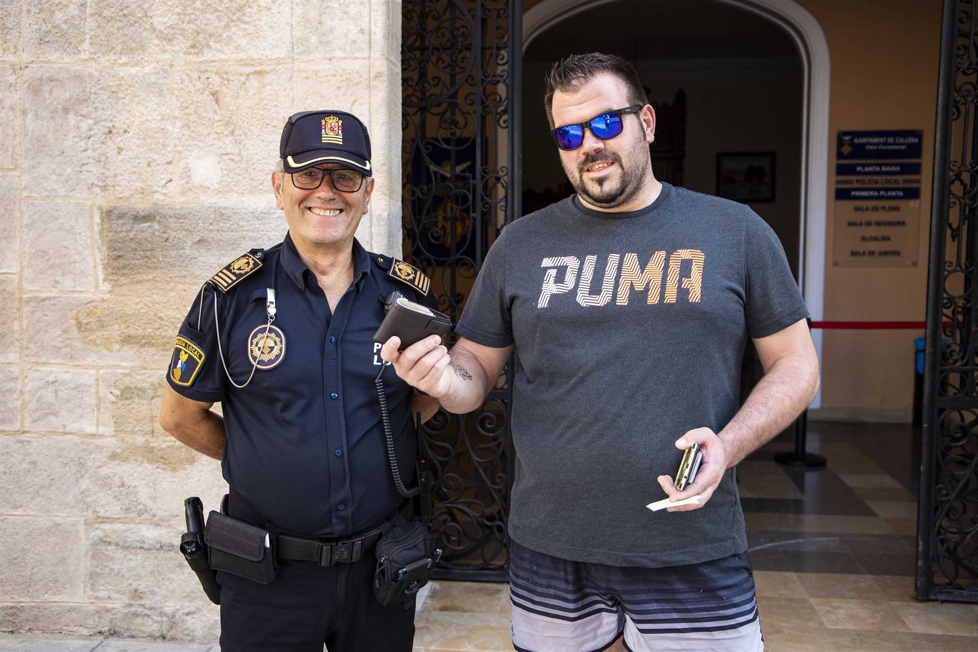 El veí d'Àvila va recuperar la billetera en donar detalls a la policia de com era la cartera.