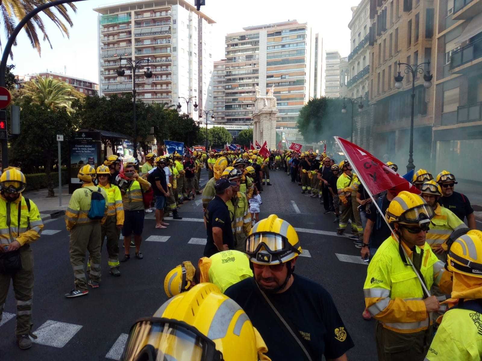 Manifestació de bombers forestals en una imatge d'arxiu