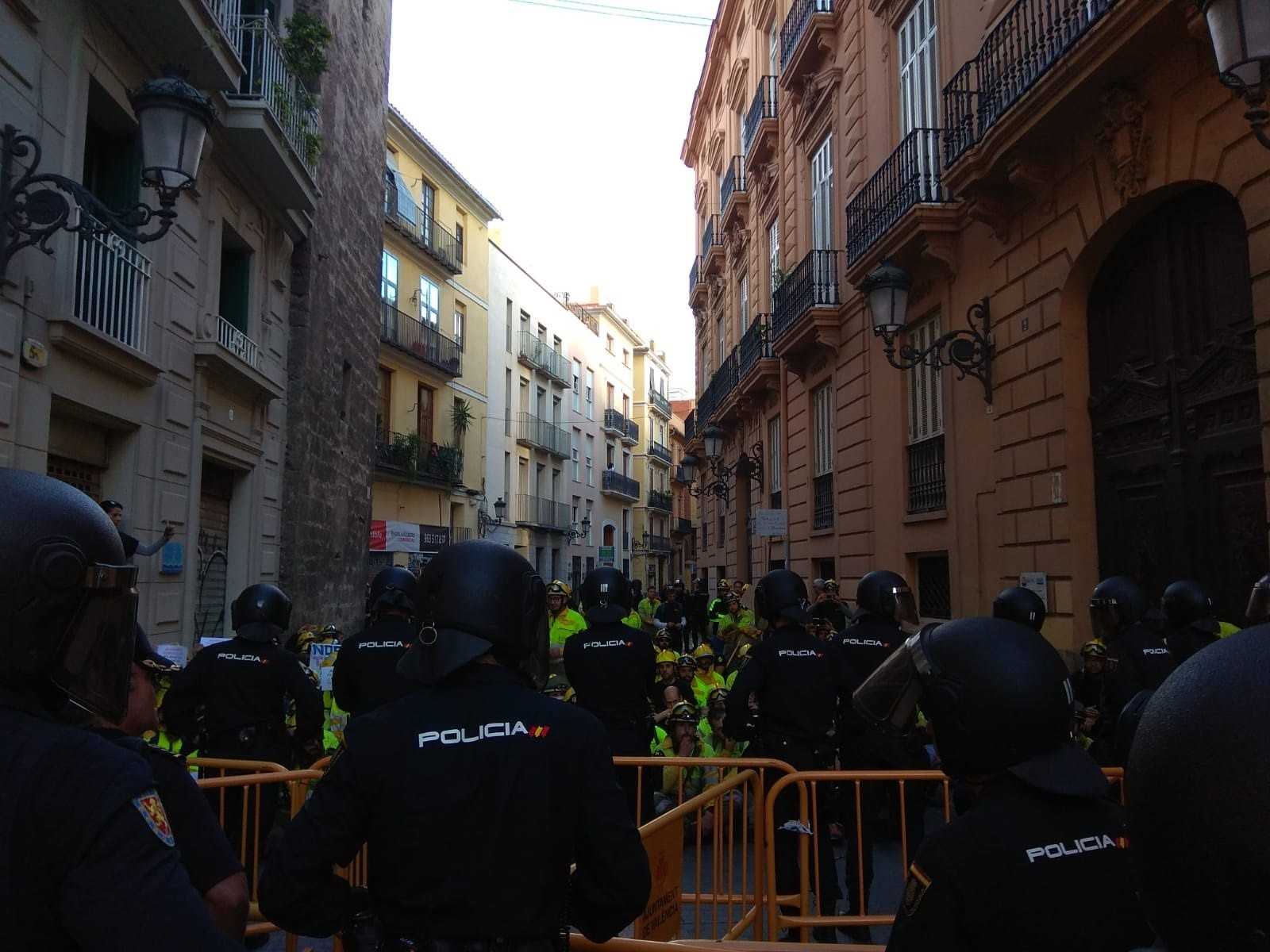 S'ha registrat algun moment de tensió entre els bombers i la policia que no ha tingut més conseqüències.