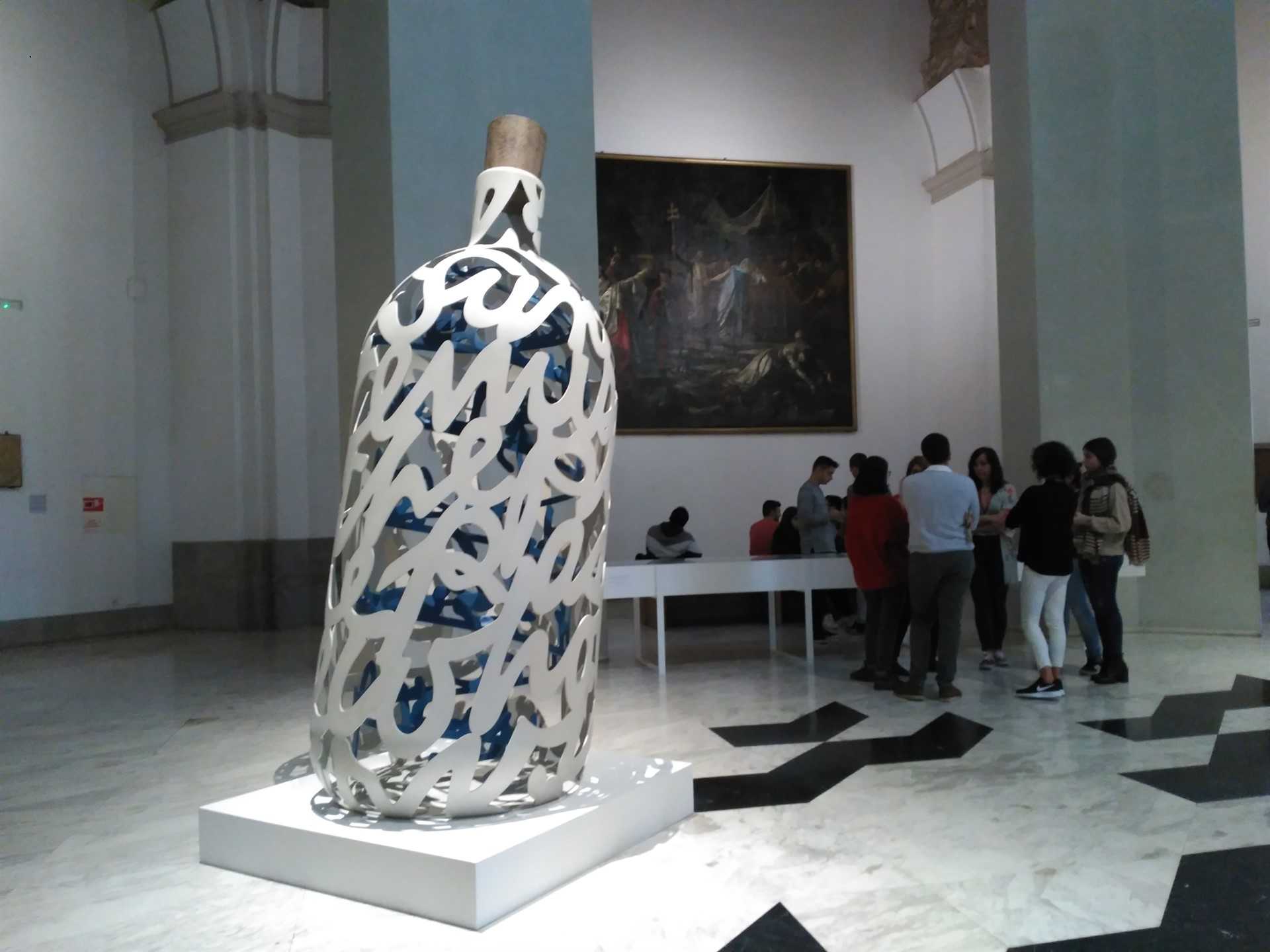 La peça 'Bottle of Notes' procedent de l'IVAM és l'obra amb què s'obri l'exposició.
