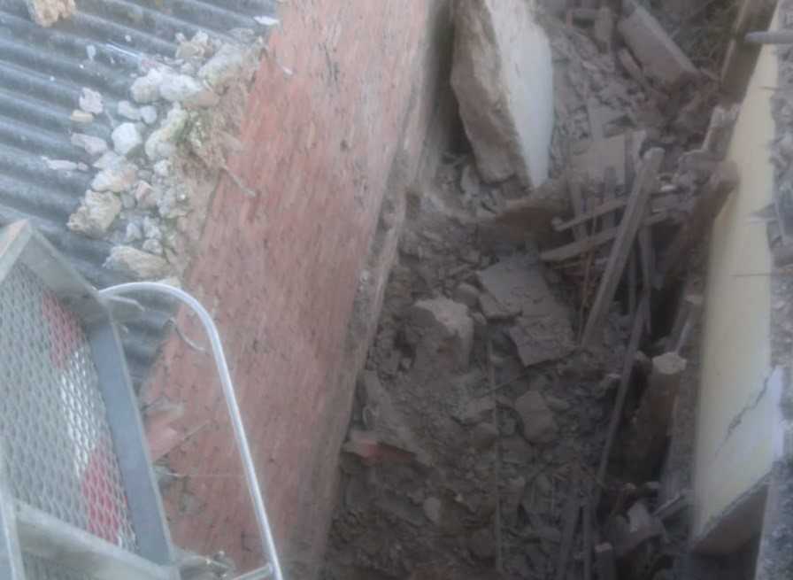 Els agents han hagut d'abandonar l'edifici per seguretat.